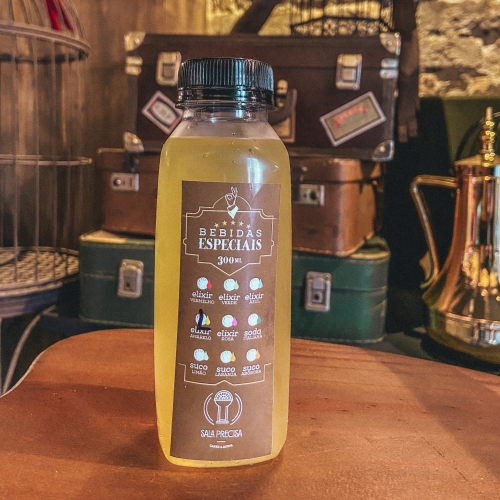 Garrafa com líquido amarelo e rótulo marrom