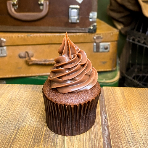 Cupcake de bolo de chocolate com cobertura de brigadeiro.