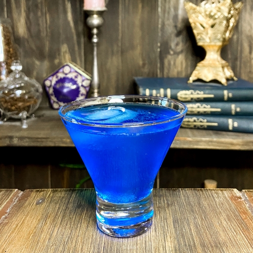 Uma taça transparente com líquido azul