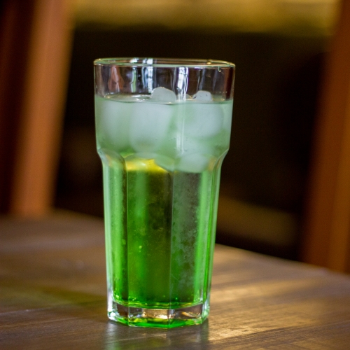 Um copo com líquido verde com gás