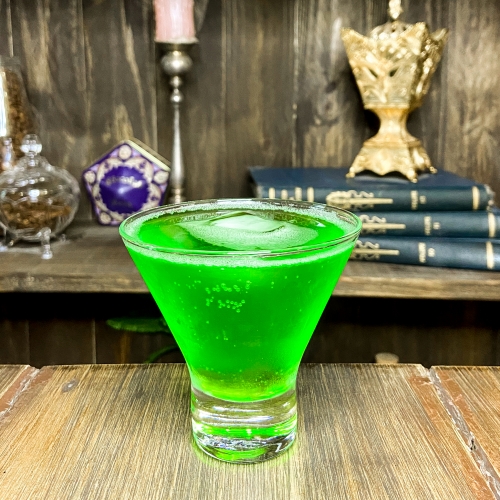 Uma taça transparente com líquido verde