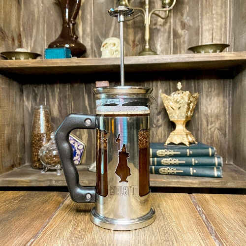 Uma prensa com café por ser prensado.