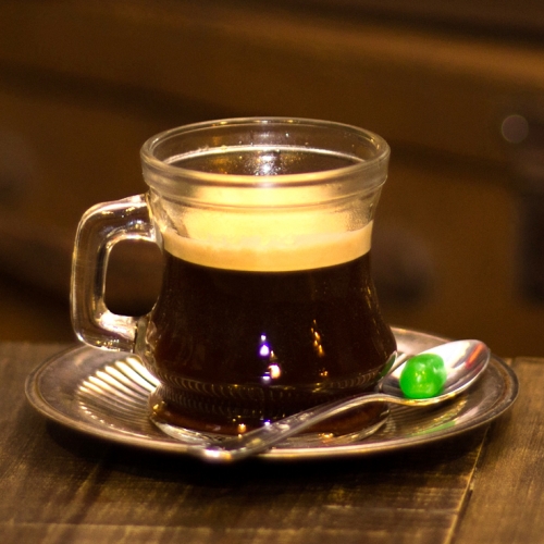 Uma xícara transparente com café espresso