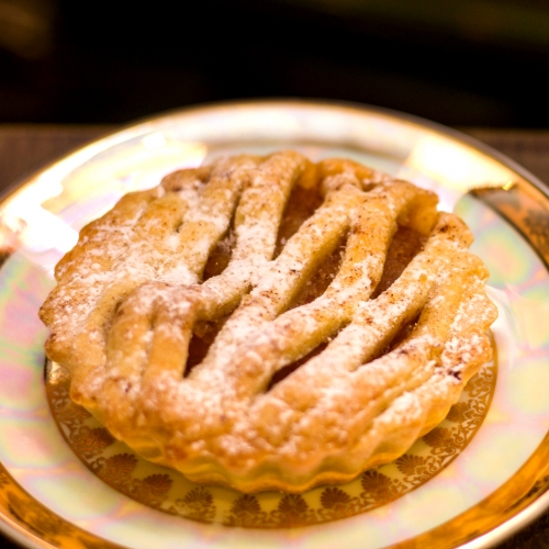 Uma torta de maçã pequena em um prato decorado