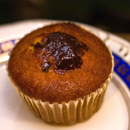 Um bolinho de cenoura com chocolate