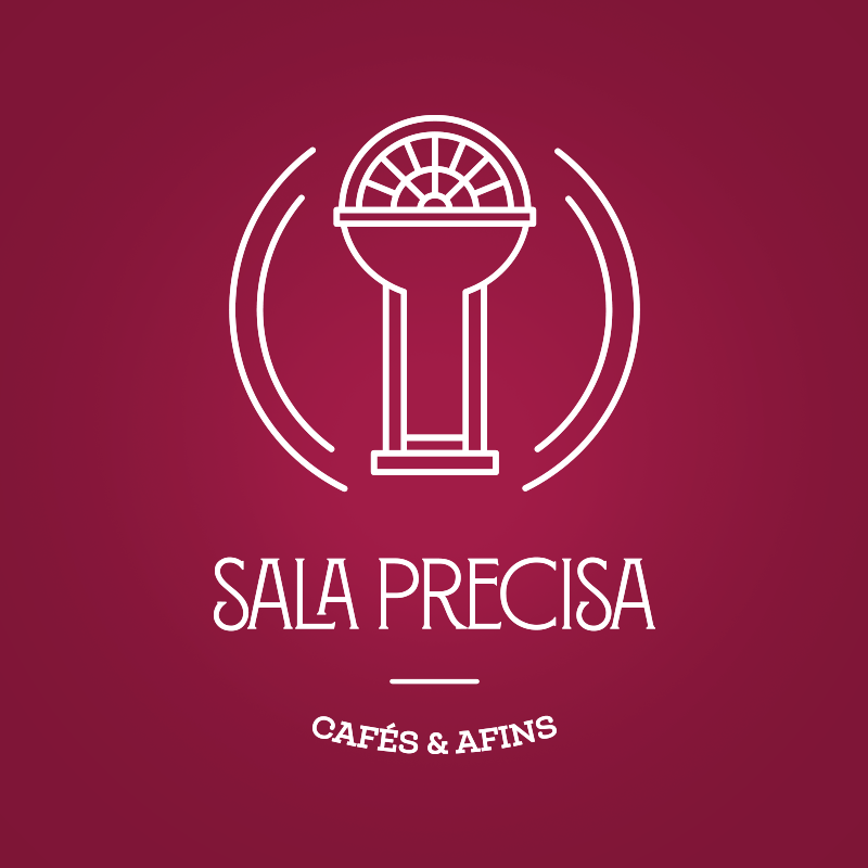 O logo da Sala Precisa é baseado em uma fechadura e em vitrais antigos, com uma semi esfera ao redor. Nessa imagem, é acompanhado pelo texto Sala Precisa, cafés e afins