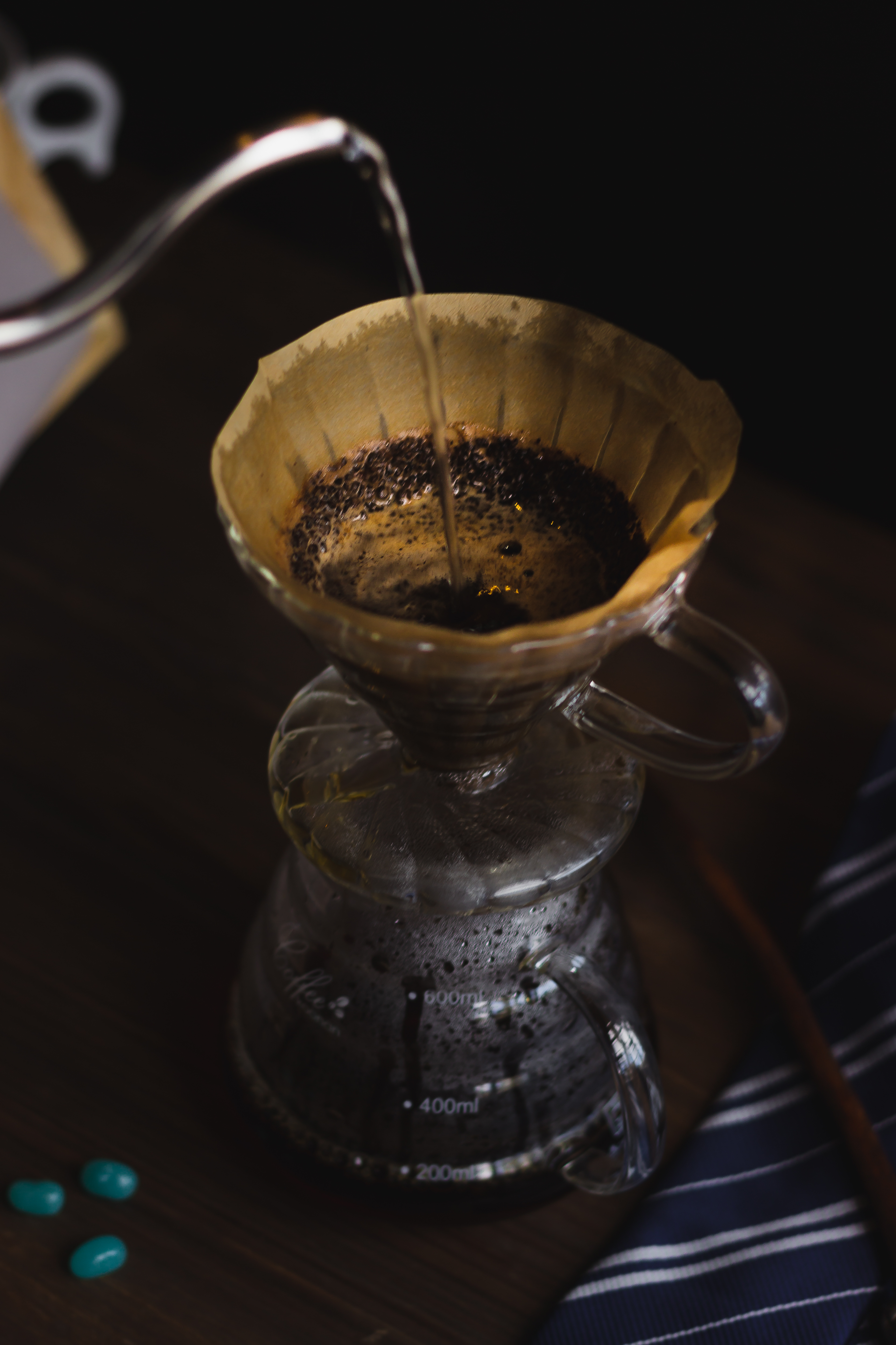 Bule e filtro de café V60, recebendo água