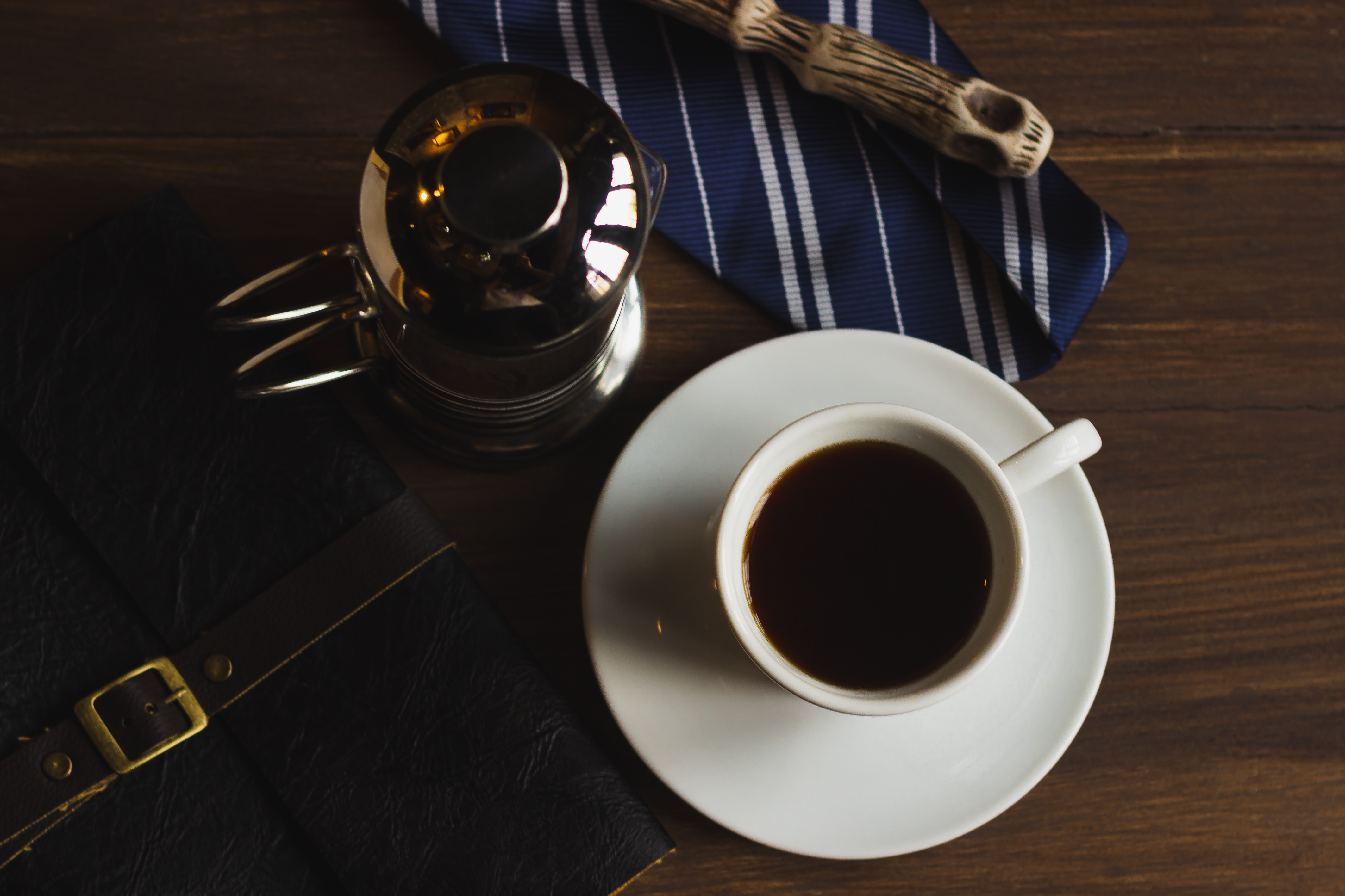 Prensa francesa e xícara de café