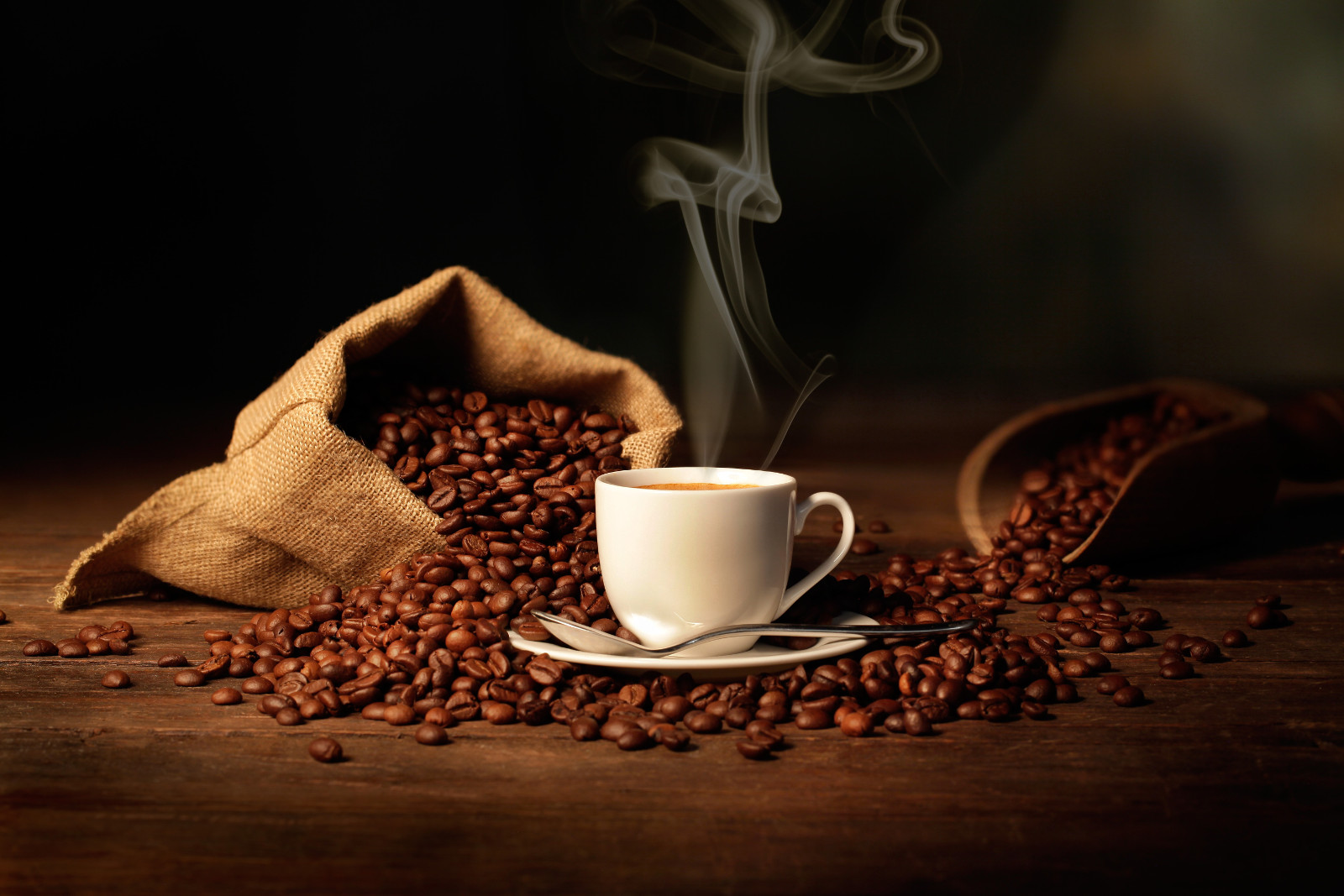 Xícara de café em meio a grãos de café